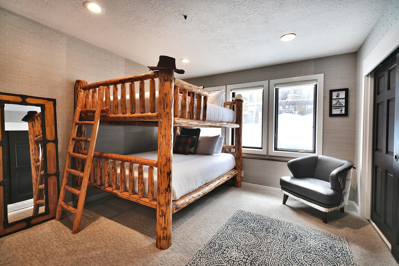 A bedroom with queen sizebunk beds.