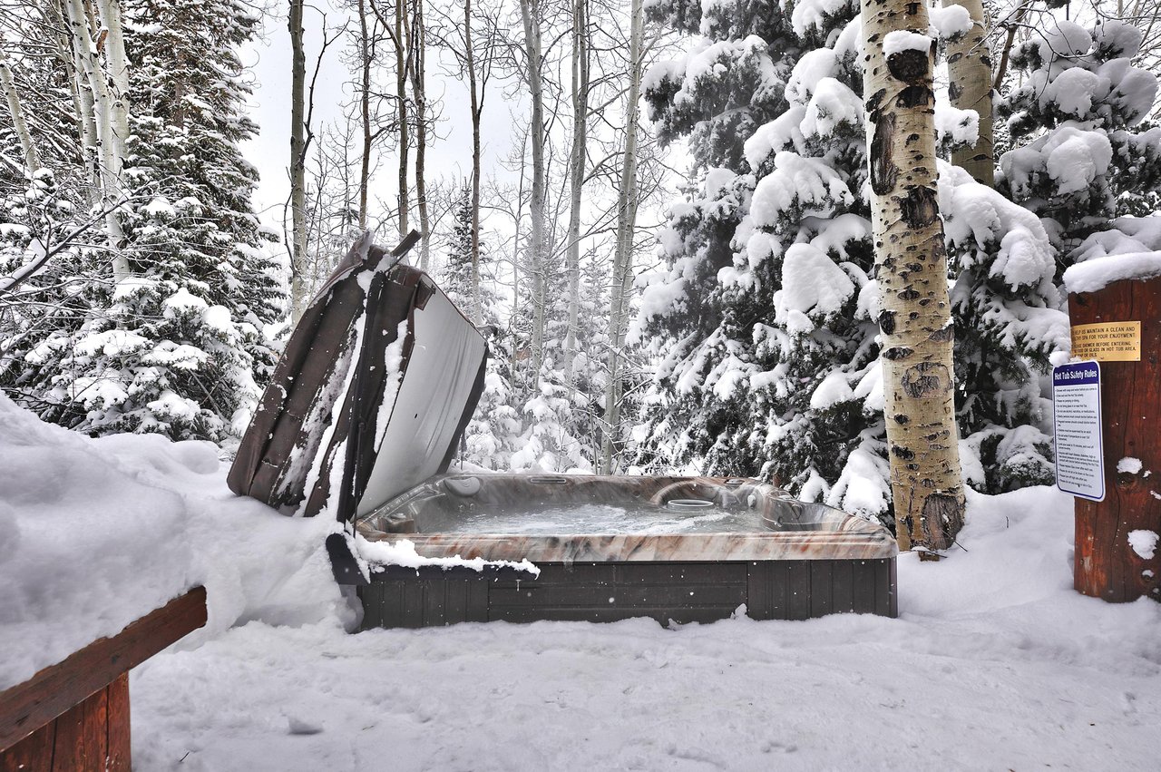 Aspen Hollow 6 offers a private hot tub.