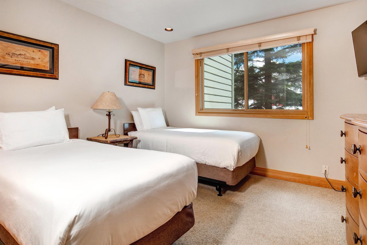 Snow Flower 20 has a third bedroom with two twin beds that can be made into a kingsize bed with 24hours advanced notice.