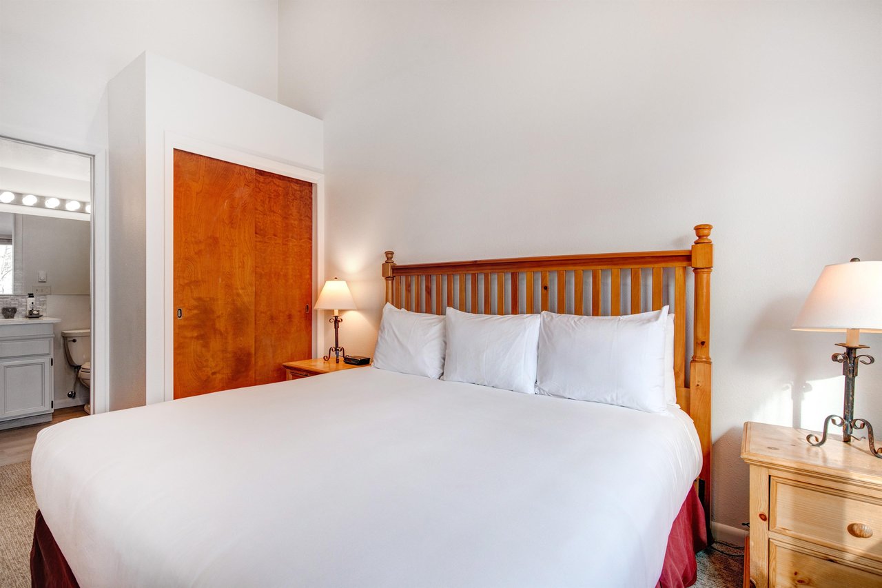 The main suite offers a kingsize bed and wood furniture.