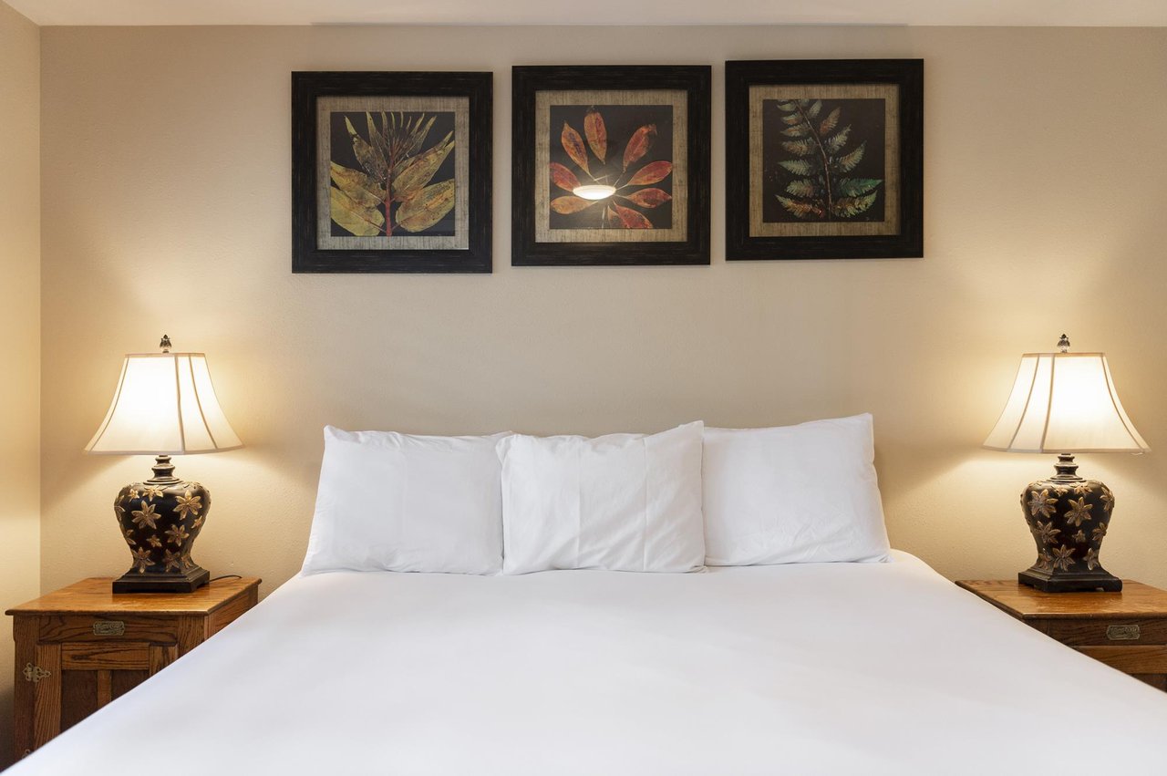 Kingsized bed in the main bedroom
