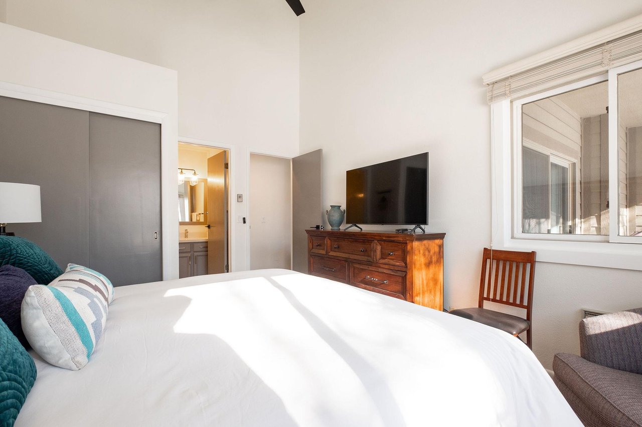 King bed in the main bedroom