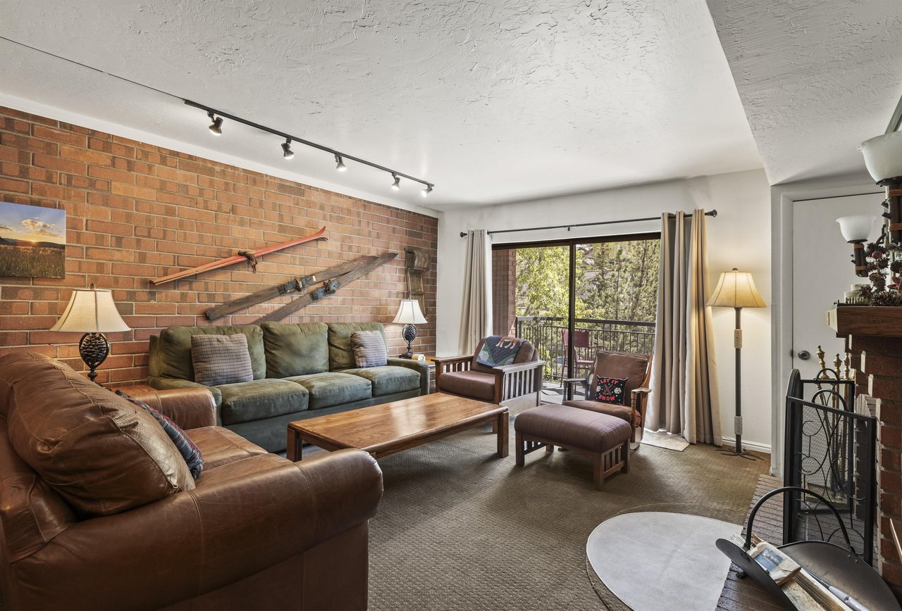 Park Station 121 has a living room with comfortable furnishings and wooden skis on the wall.