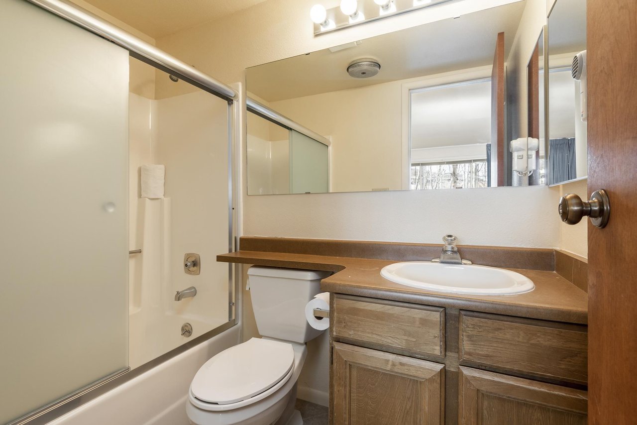 Ensuite main bathroom with a bathtub and shower combination