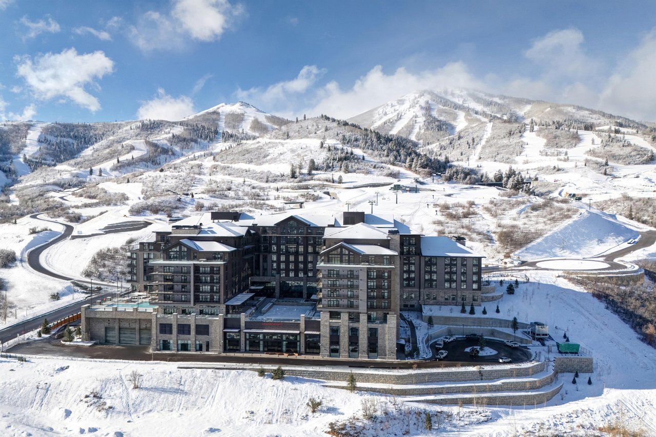 6851121 The Grand Hyatt At Deer Valley East Village With Snowy Mountains