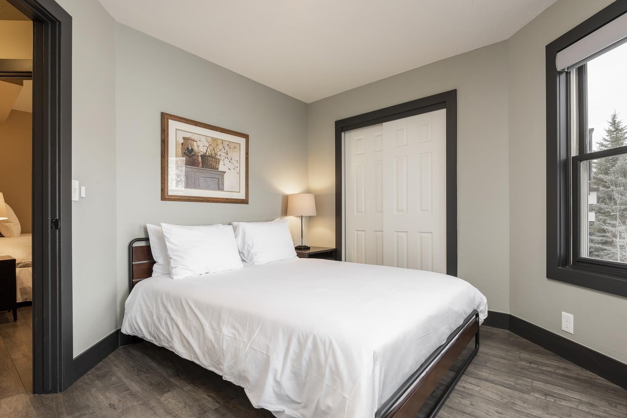 Queen guest bedroom on the 2nd level