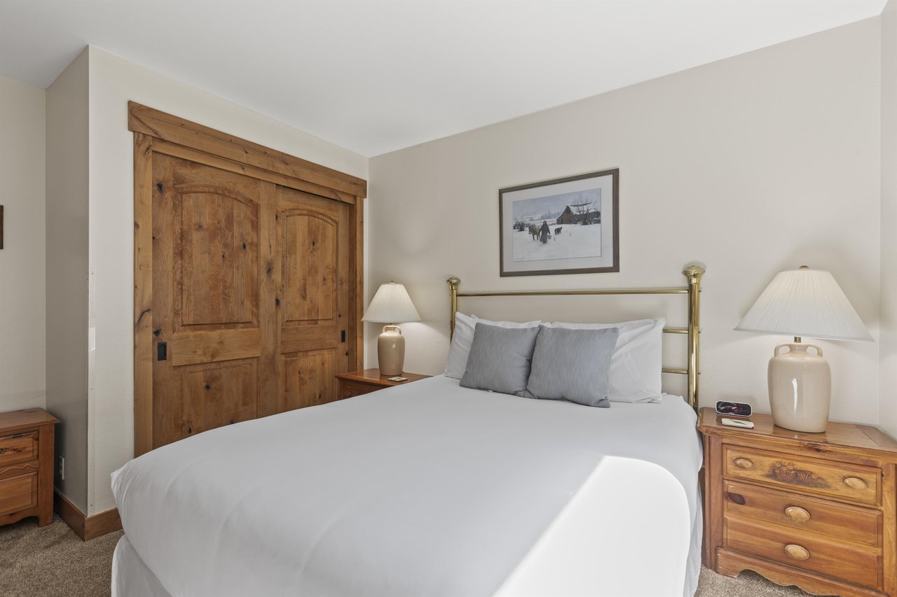 The bedroom offers a queen size bed and well appointed furniture.