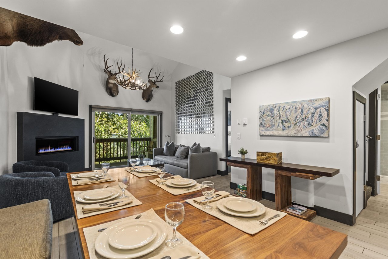 Snow Flower 126 has a dining area with seating for 8 guests.