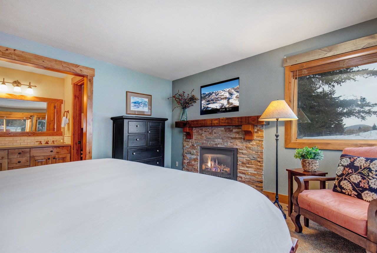The main suite offers a kingsize bed, fireplace, and en suite bathroom.