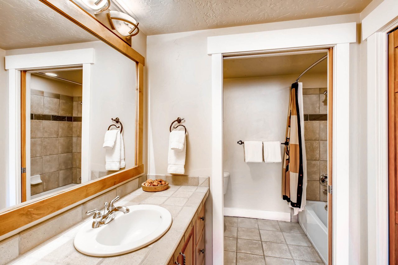 Full bath  ParkCityLodging_TownPointeB203_Guestroom_bath
