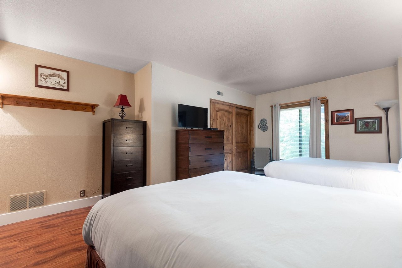 Spacious main bedroom