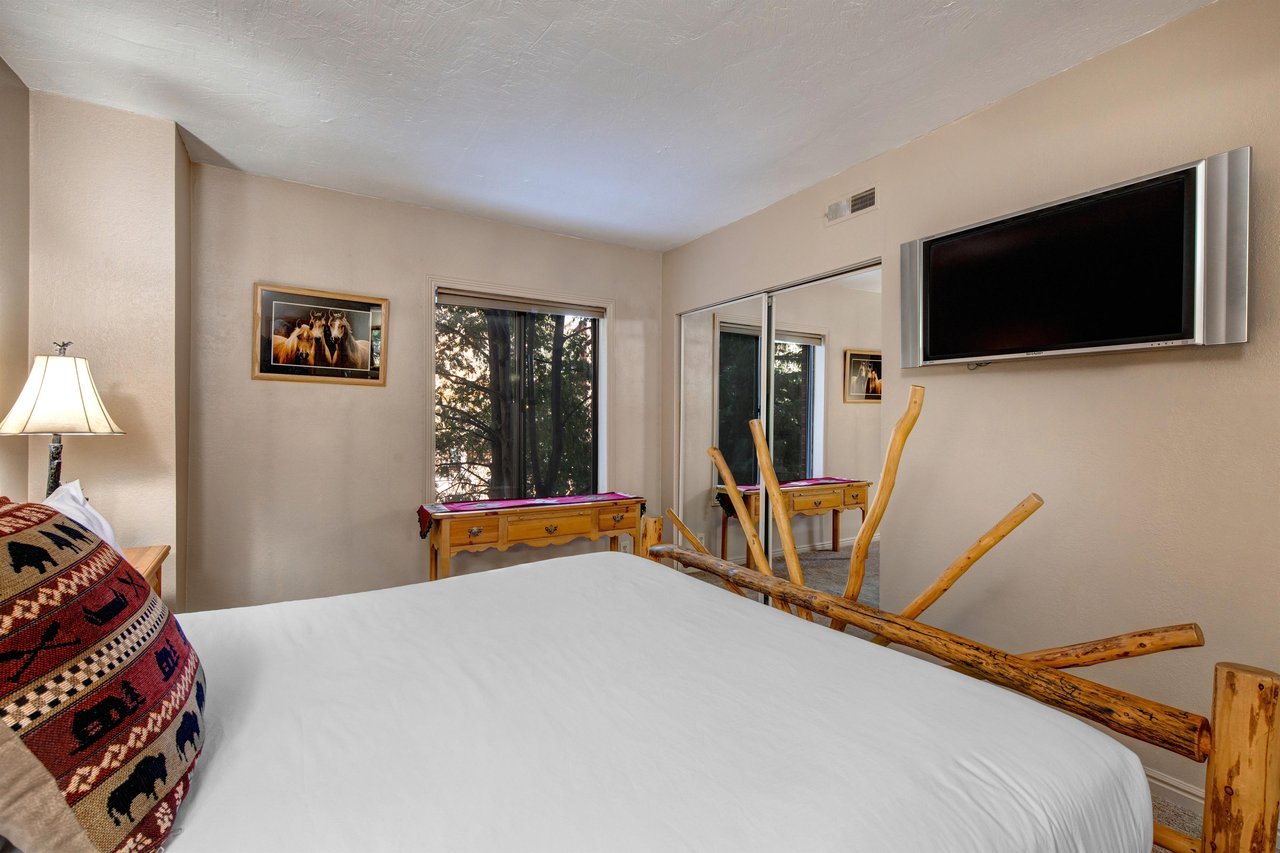 Park Station 120 has a main suite with a kingsize bed.