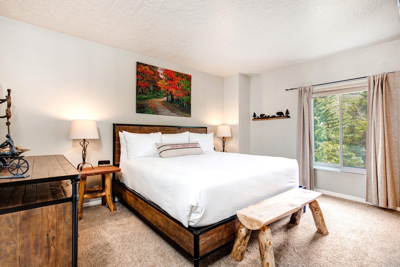 The main suite has a kingsize bed and log furnishings.