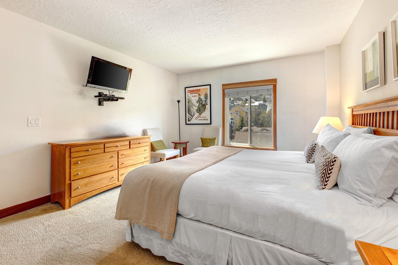 The main suite has a kingsize bed with light wood furnishings to create a soothing retreat.