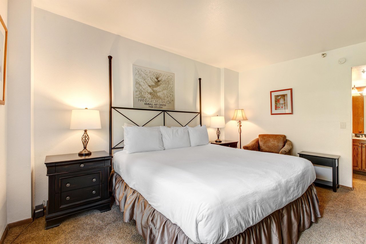Park Station 218 offers a main suite with a kingsize bed.