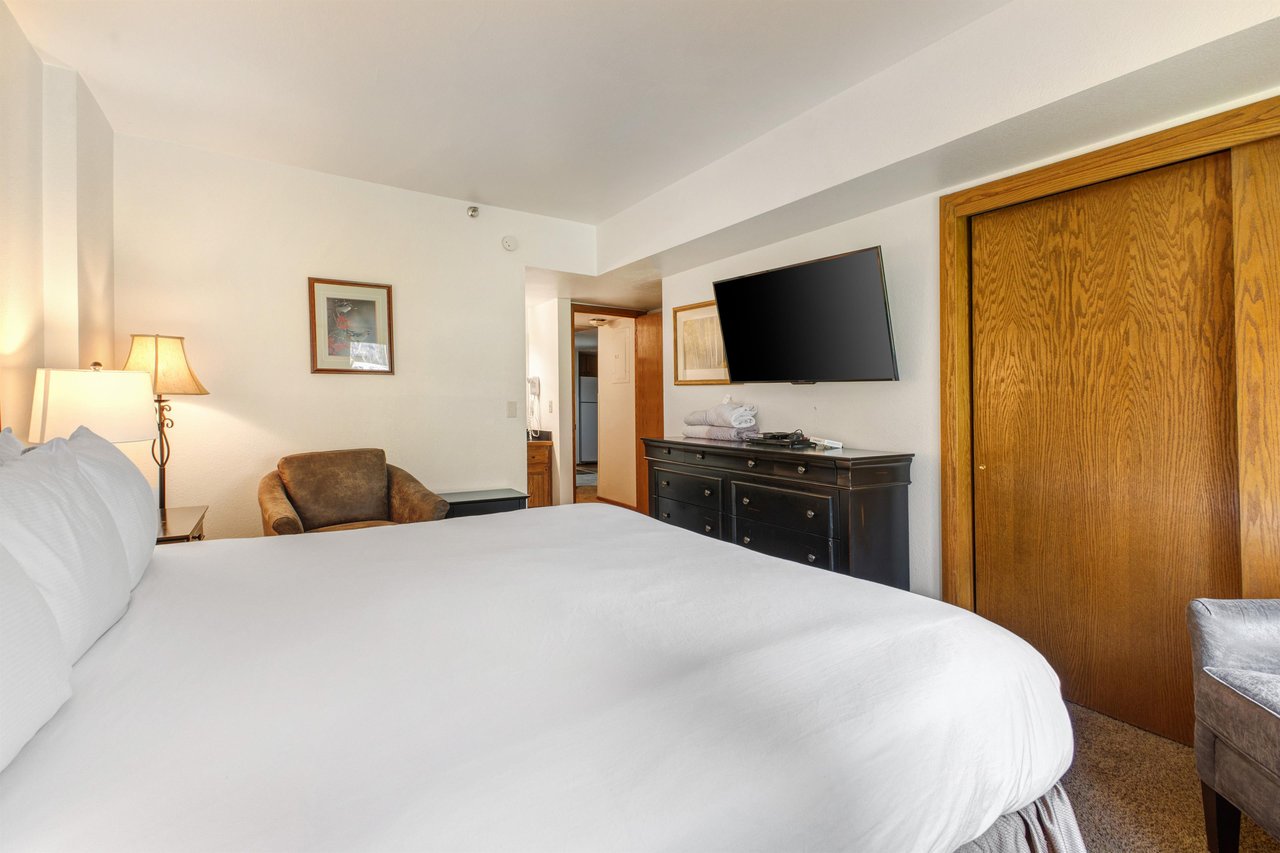 Park Station 218 offers a main suite with a kingsize bed and flat screen TV.