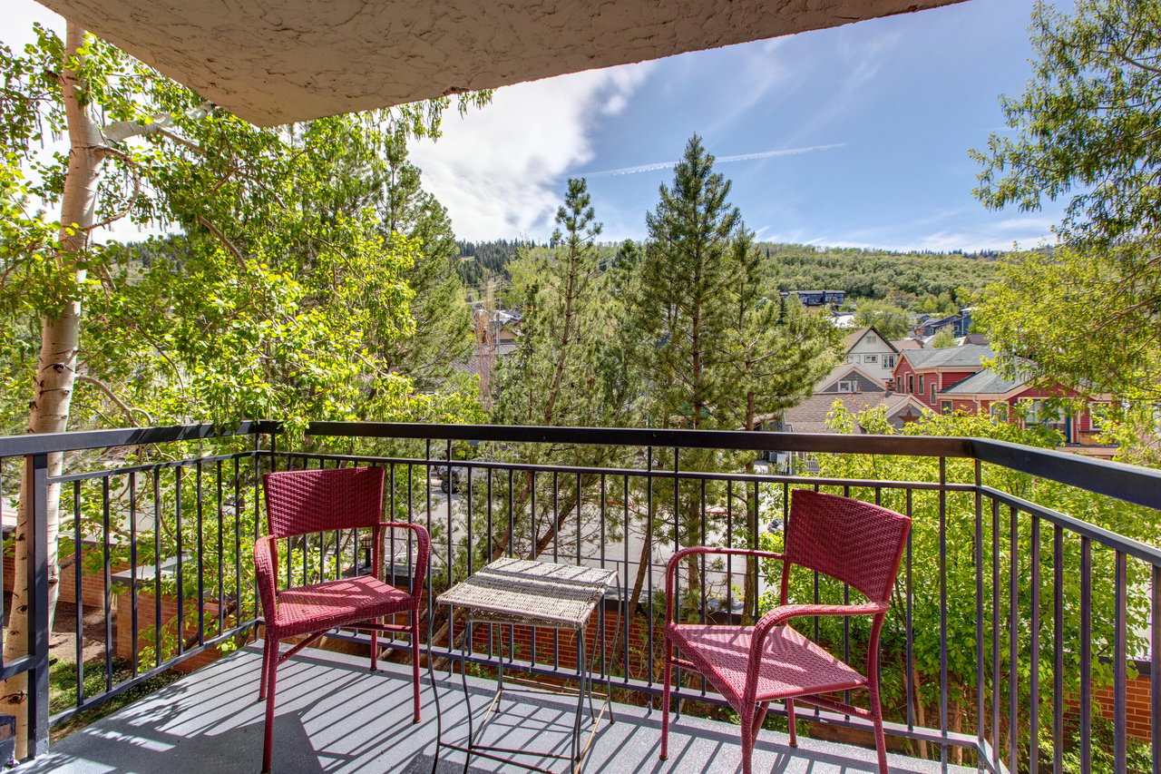 Park Station 121 has a lovely patio with a seating for two and a small coffee table.