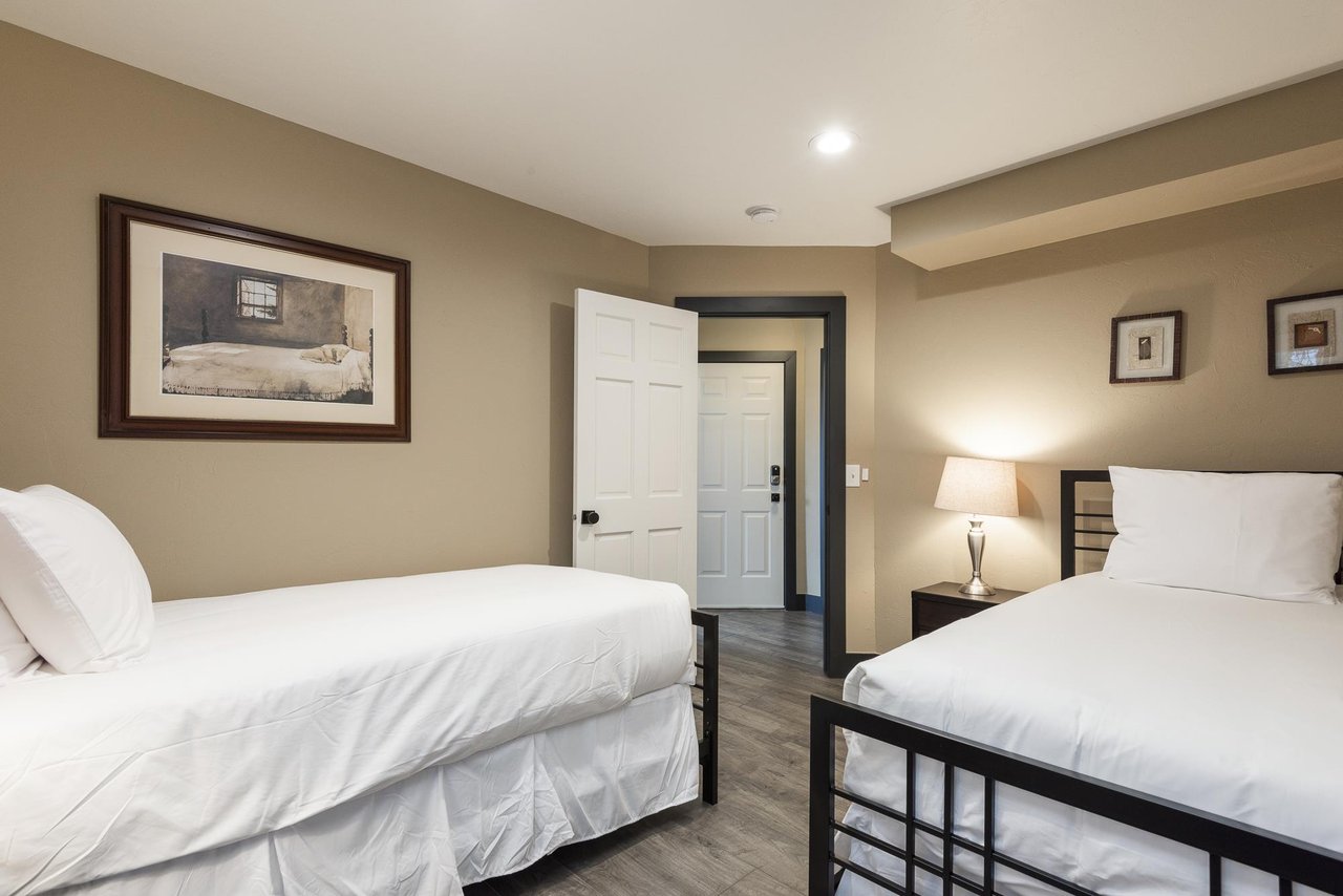 Twin  twin guest bedroom