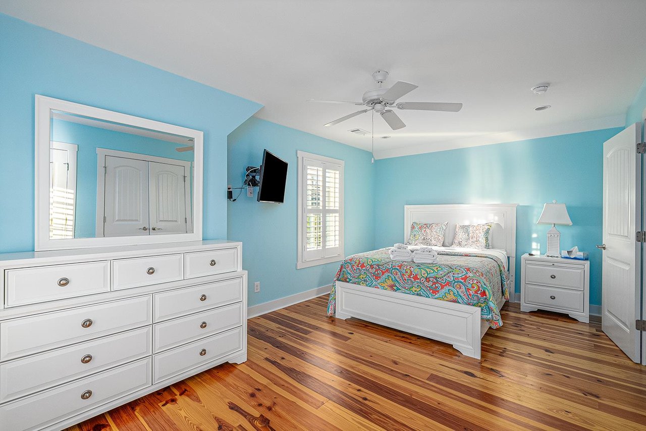 Moving onto the third guest room, an additional Queen bed can be found.