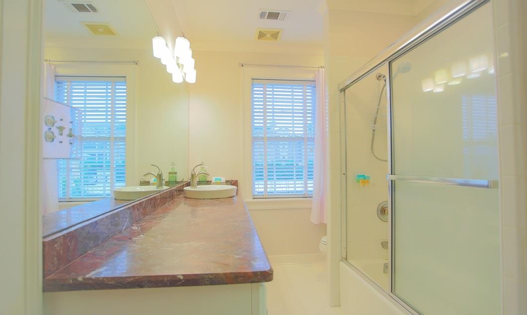 This bath also has a tubshower combination.