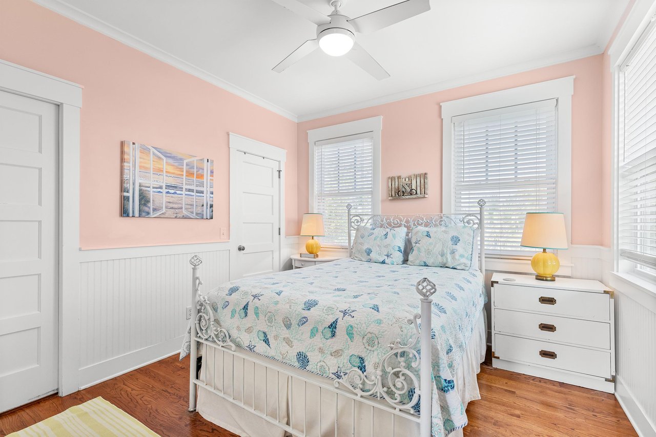Queen Bed  3rd Floor