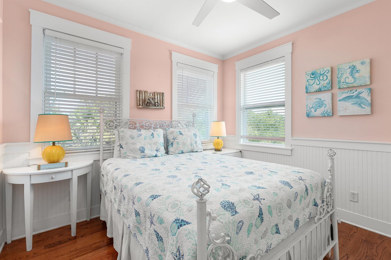 Queen Bed  3rd Floor