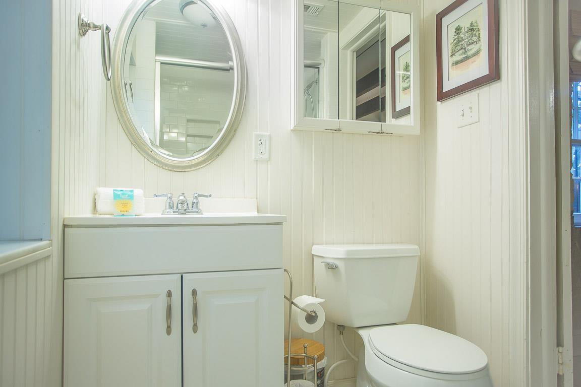 View of the en suite bath.