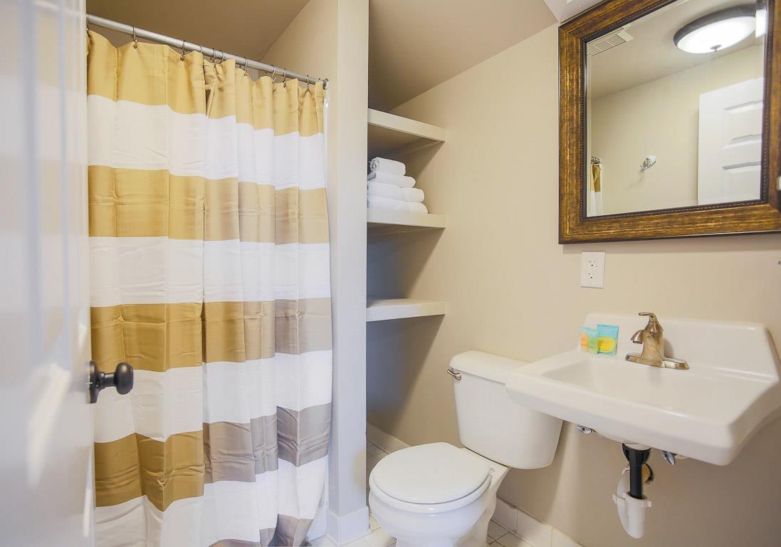 Cute bathroom to spruce up in.