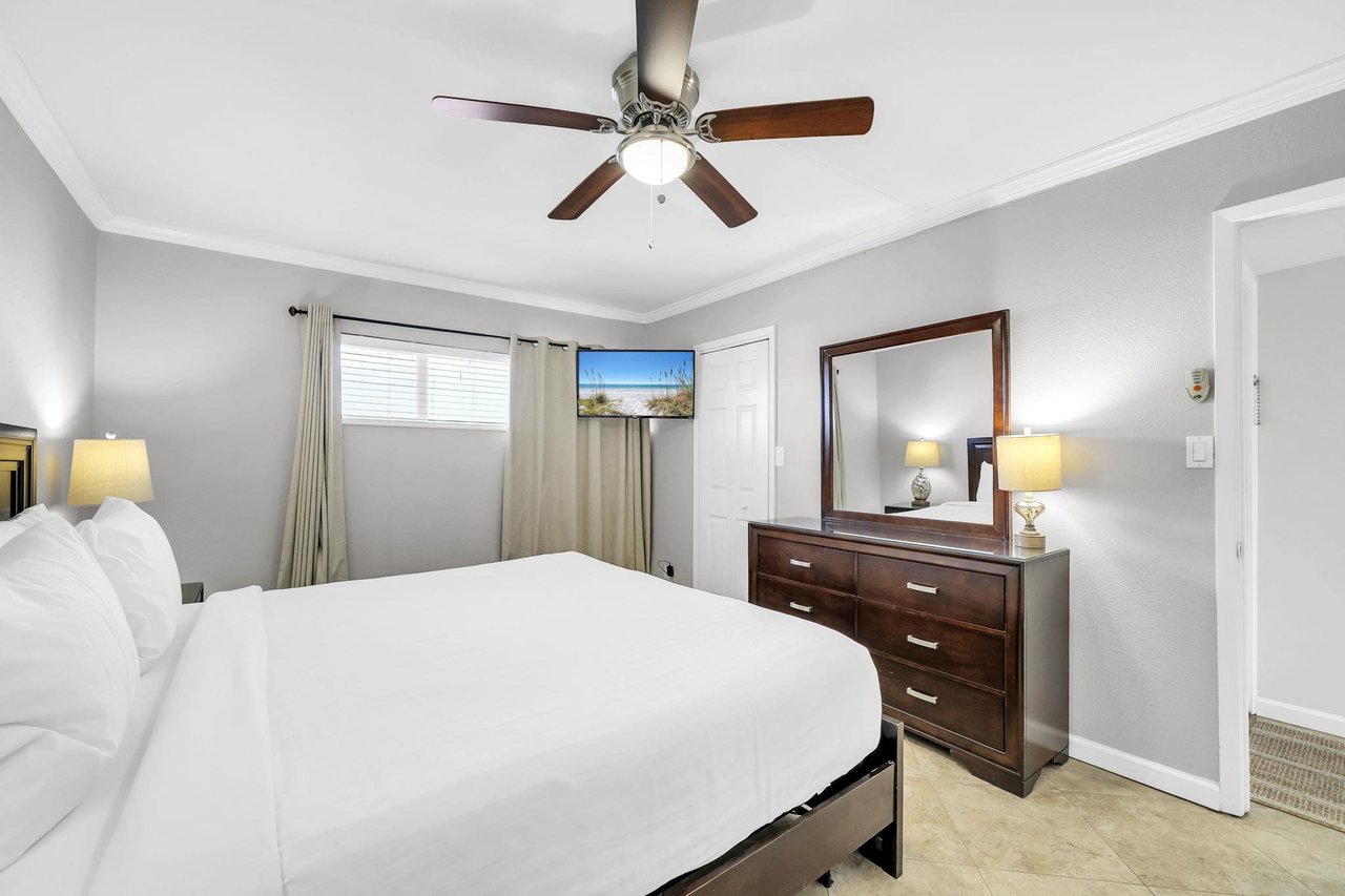 HSRC Bedroom With King Size Bed  40 TV