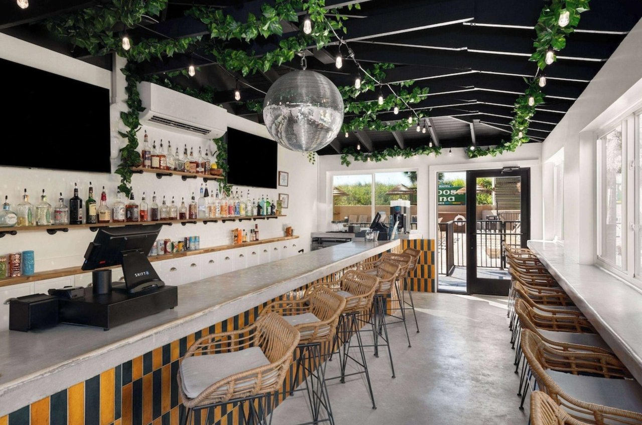 The bar and restaurant at Wyndham Garden