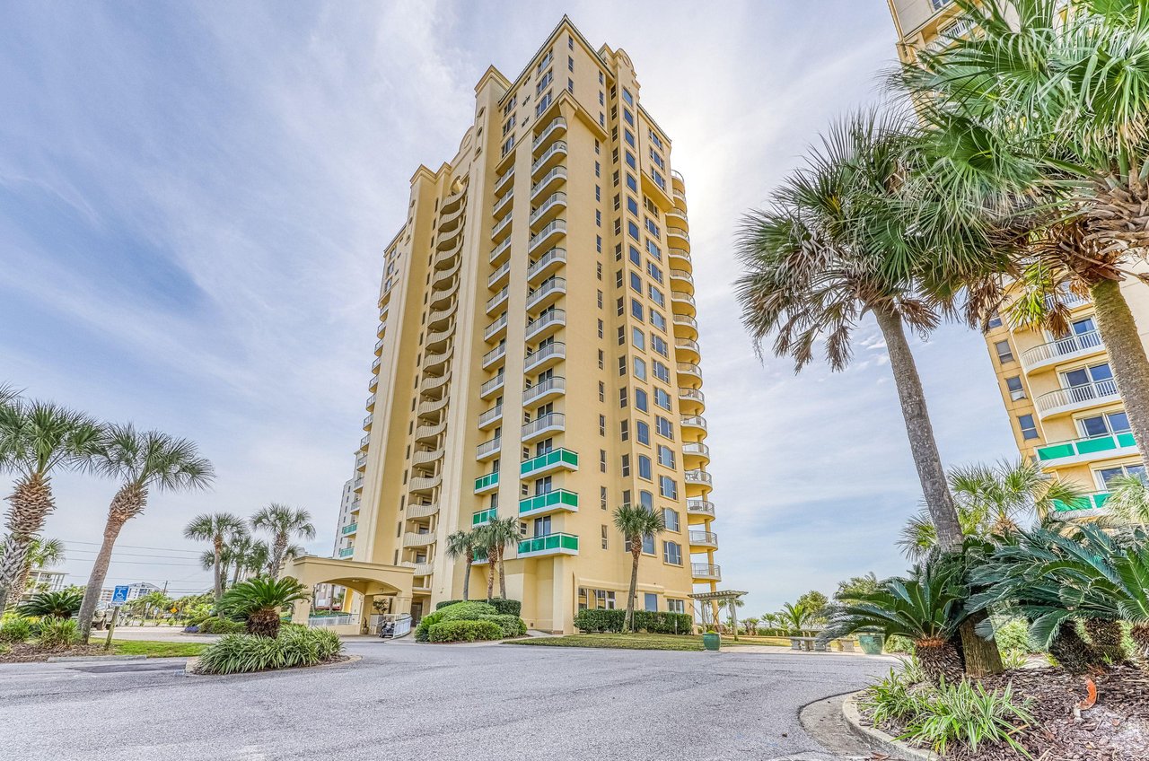 The beautiful highrise is perfectly located on the coast