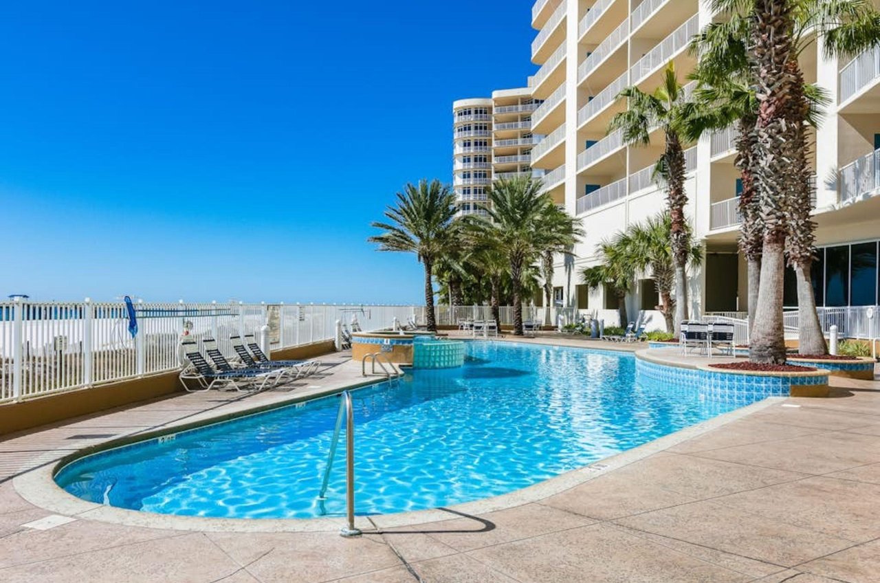 The outdoor swimming pool in front of Admirals Quarters in Orange Beach Alabama