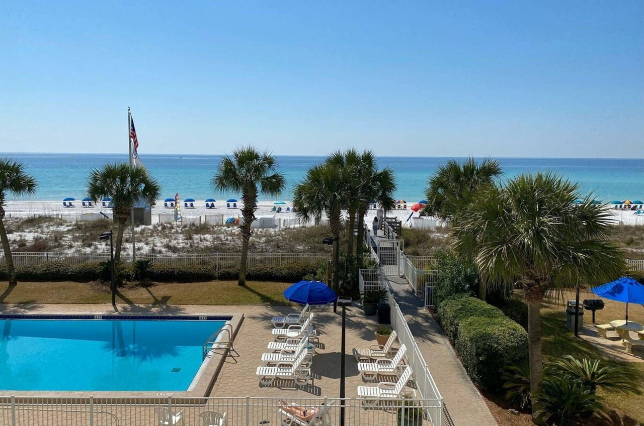 474164 Breakers East Condos  1558 0 202312 372