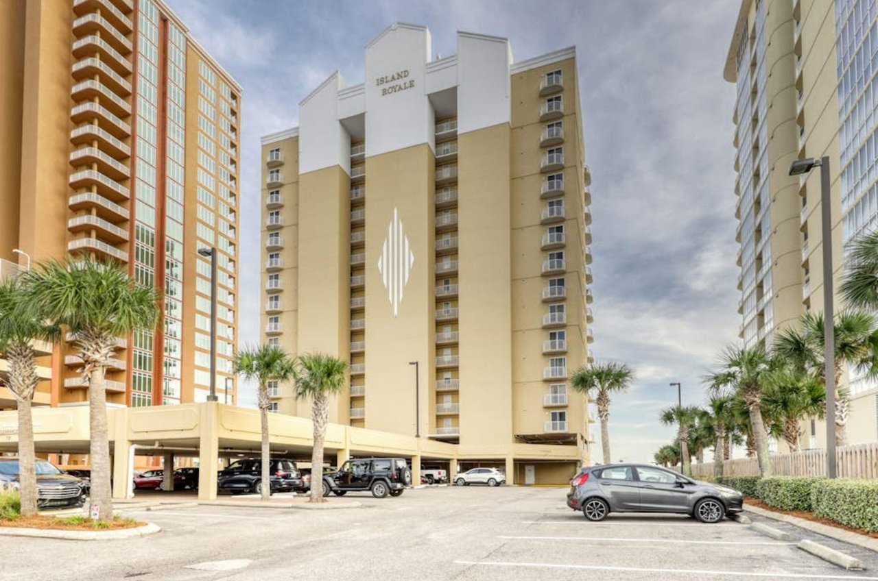 View from the parking lot of the covered entrance and the exterior of Island Royale