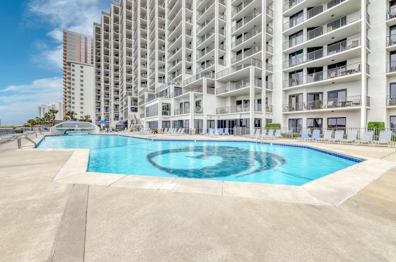 The outdoor swimming pool in front of Phoenix VI in Orange Beach Alabama