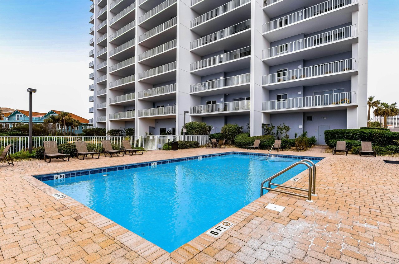 The outdoor pool at South Harbour