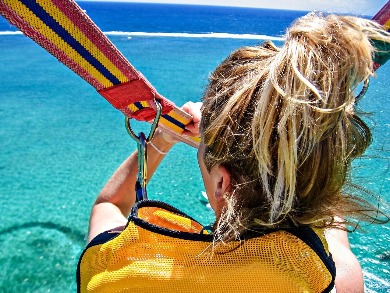 498502 Parasailerlookingoutovertheocean