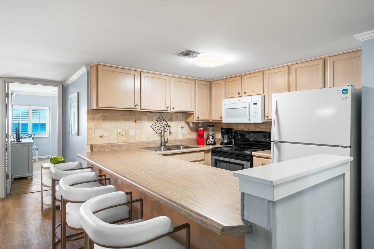 HSRC KitchenBreakfast Bar With Seating For Three