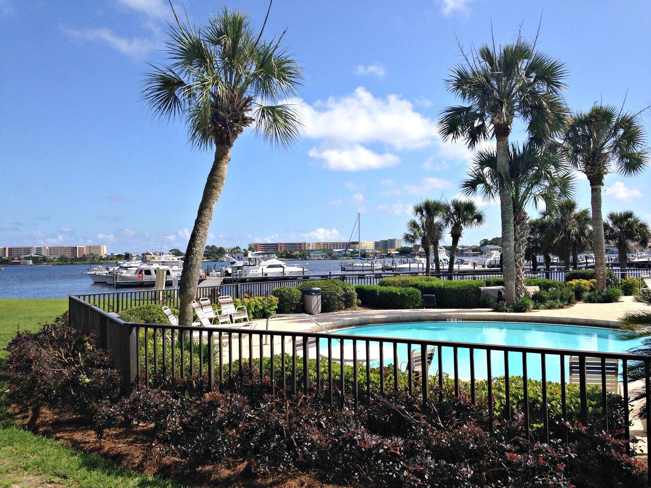 58741 Piratesbayfwbpoolandsoundwithboats
