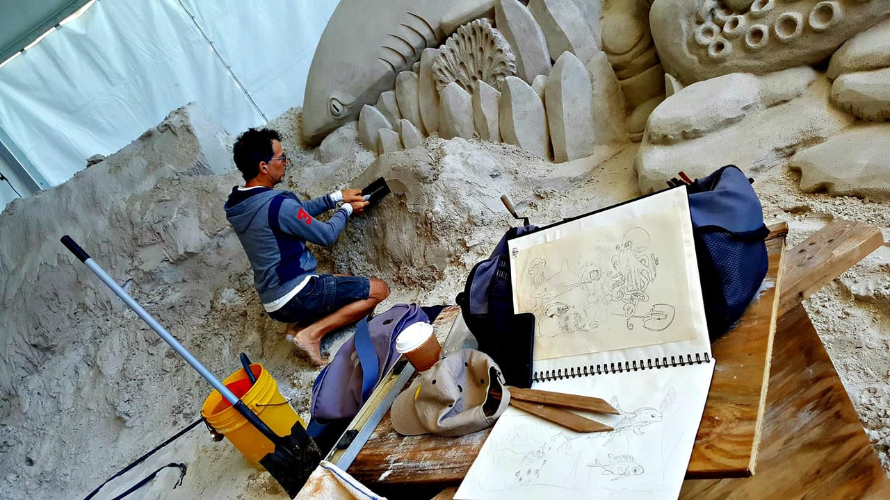 58895 Pier60sugarsandfestivalsandsculptorworking
