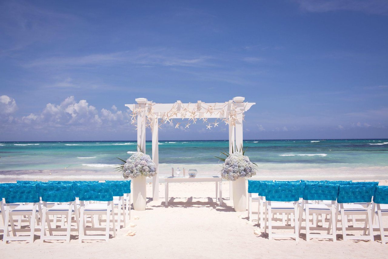 58936 Beachweddingsetupwithbluecoveredwhitechairs