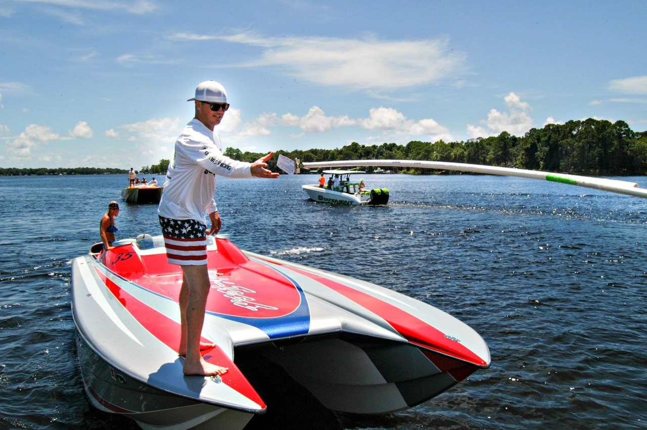 59022 Emeraldcoastpokerrunboaterpickingupacard