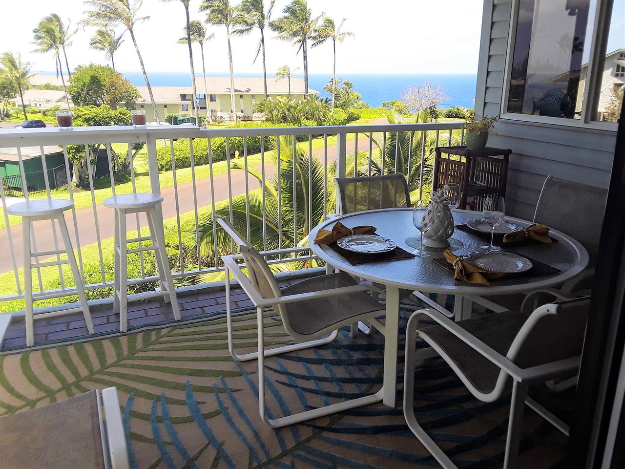 Ocean view dining, protected from Tradewinds