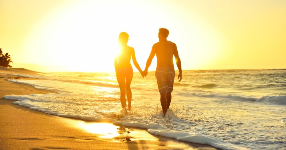 7379 Couple_walking_on_romantic_kauai_beach_at_sunsest