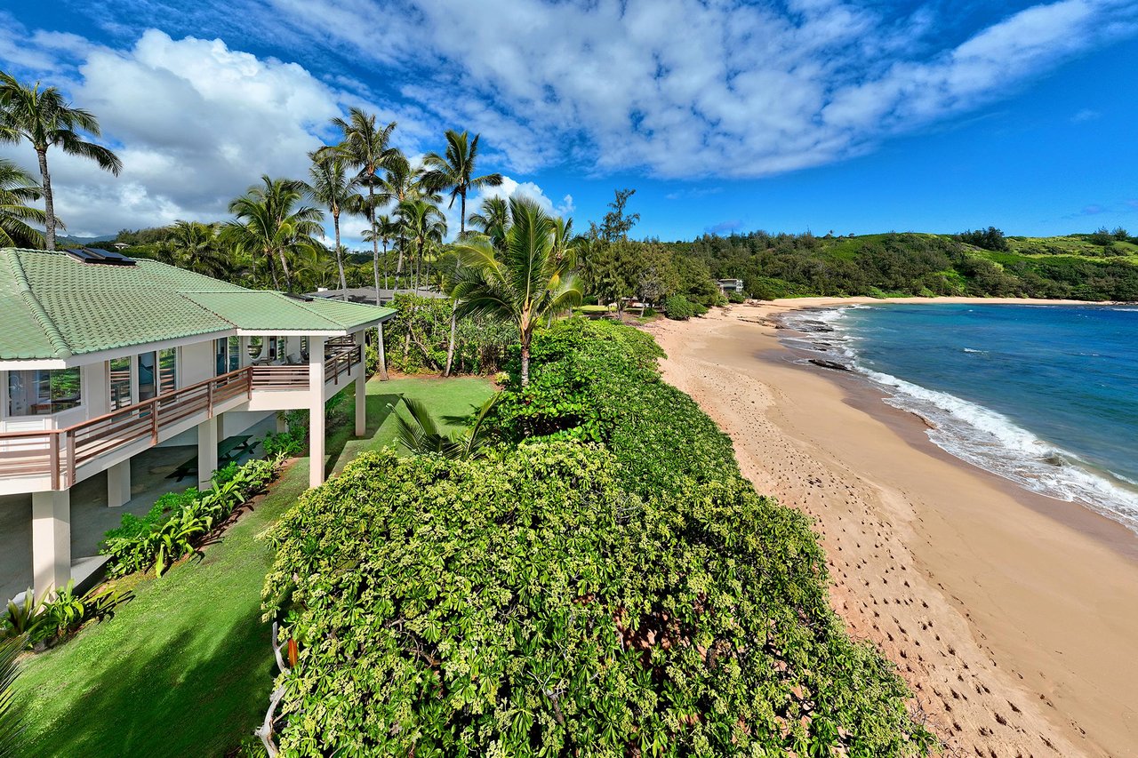 Villa is steps to Moloaa Bay
