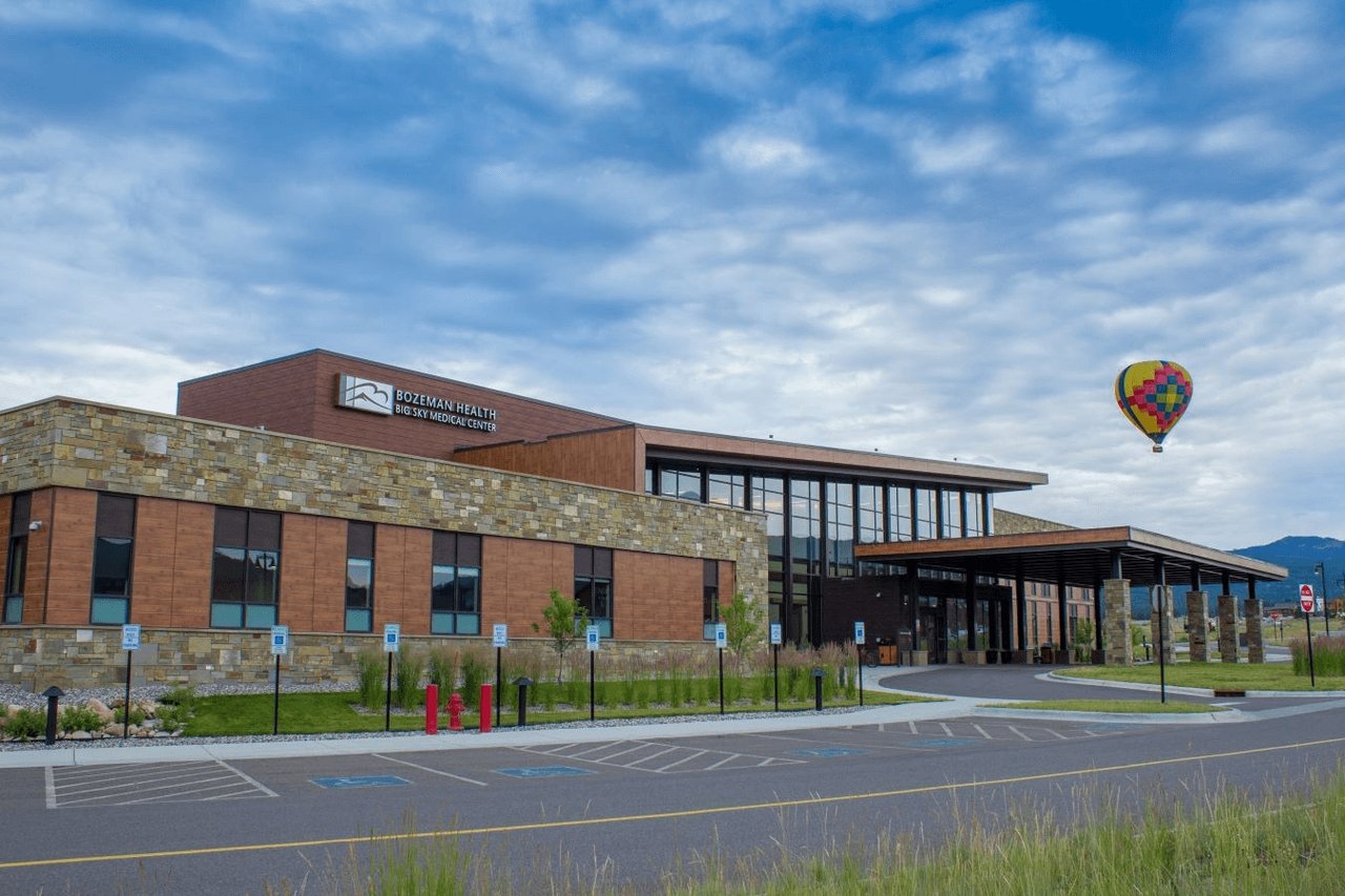 3197 A Large Building With A Large Sign