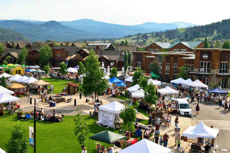 55 A Large Crowd Of People At An Outdoor Event