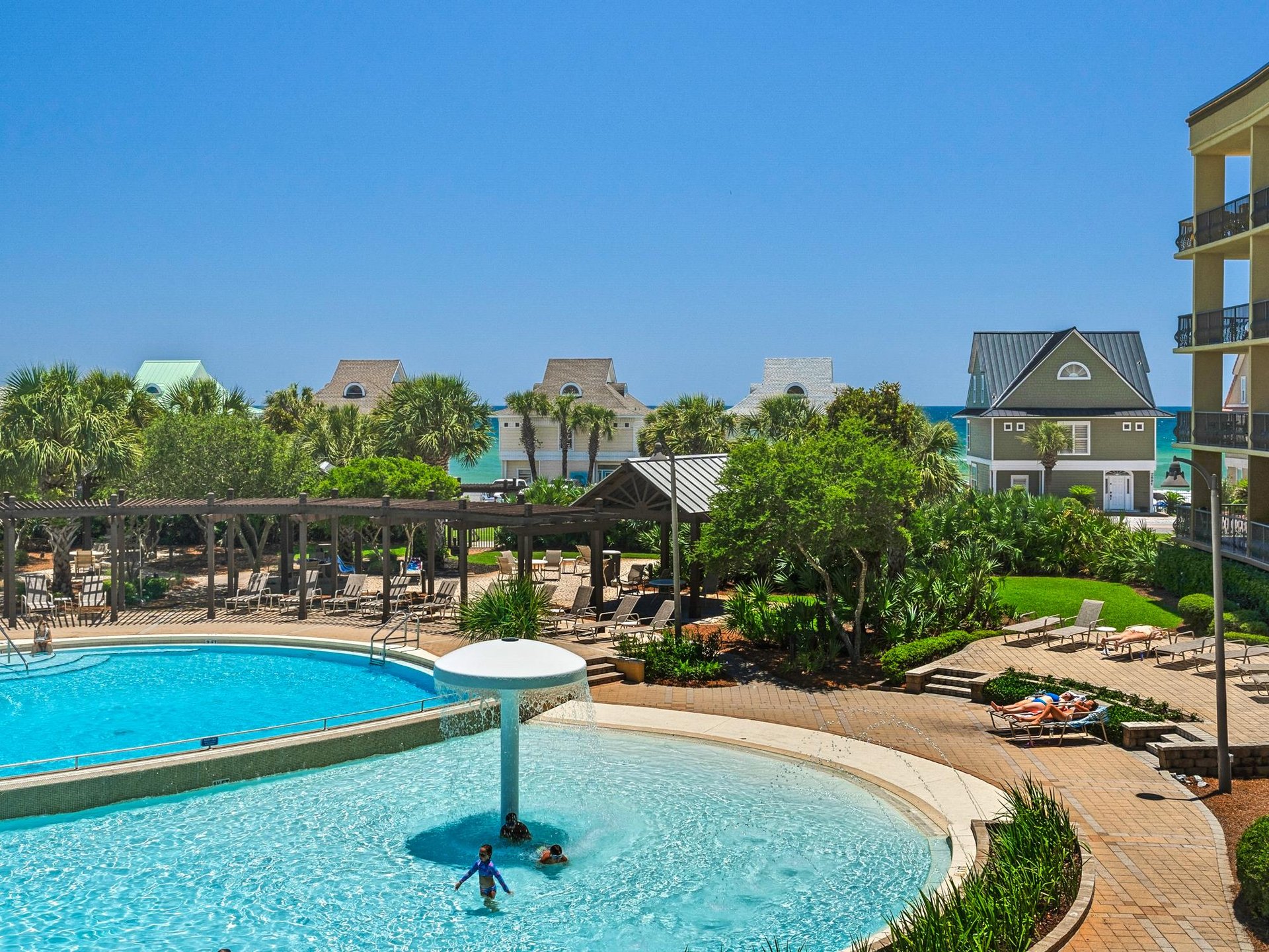 Great Pool View and Peekaboo View of the Gulf