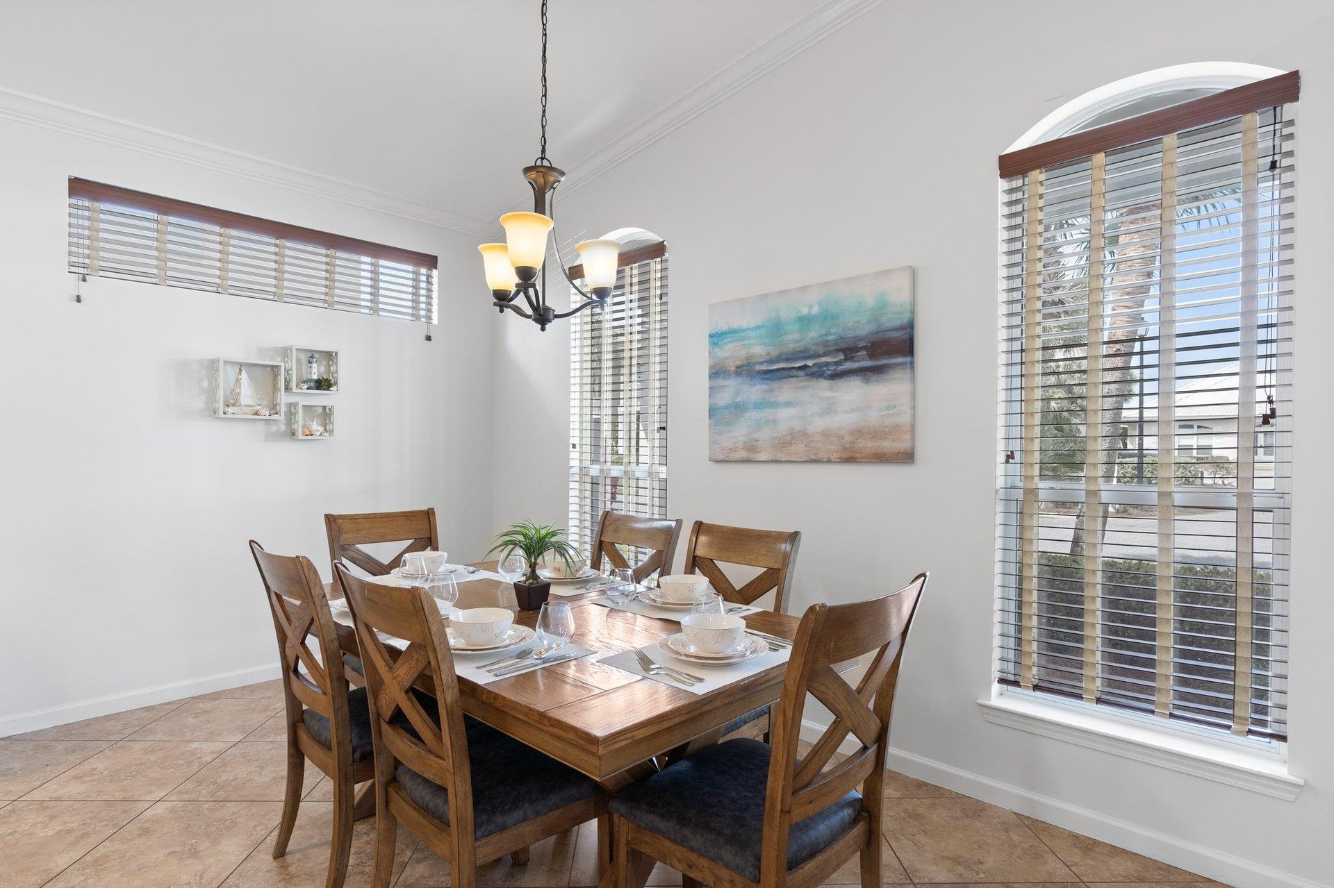 Dining Area with seating for 6