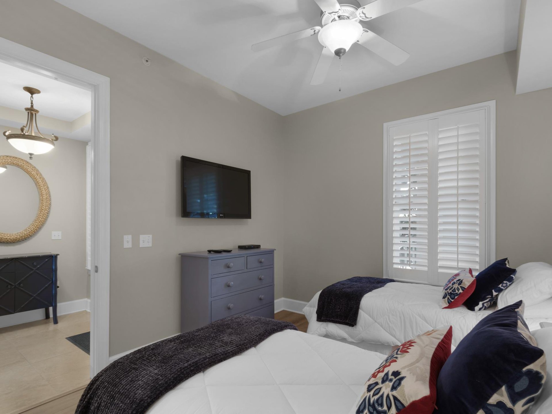 Twin guest room TV